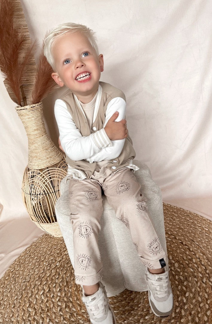 Babykleding - Lenn lion logo broekje Lenn beige
