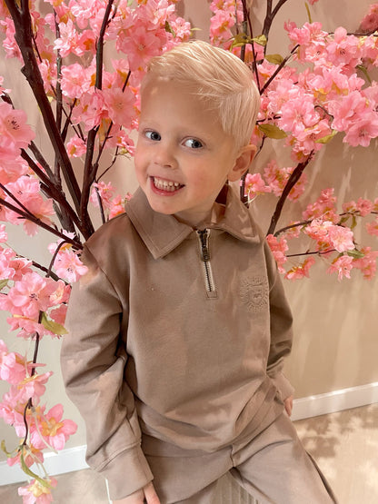 Taupe sweater met rits en een geborduurde leeuwen logo en een beige broek voor kinderen