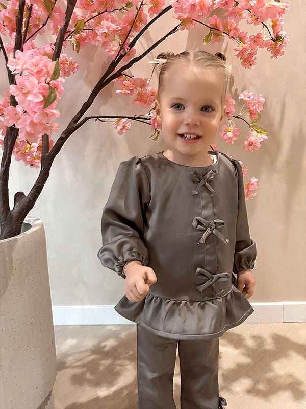 Deluxe taupe blouse met strikjes gemaakt van een gladde stof en een Deluxe taupe flared broek met strikjes gemaakt van dezelfde gladde stof