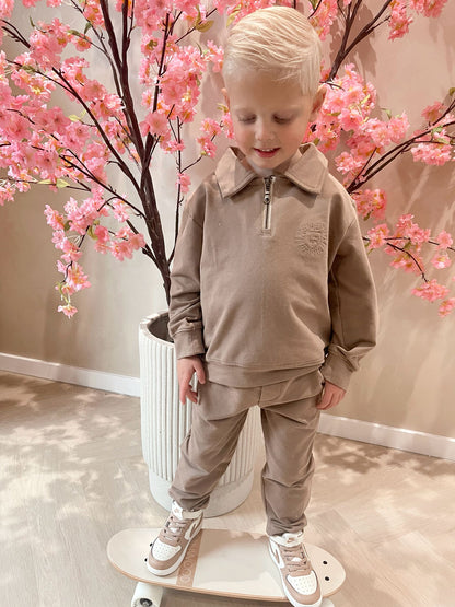 Taupe sweater met rits en een geborduurde leeuwen logo en een taupe broek voor kinderen