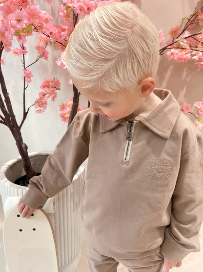Taupe sweater met rits en een geborduurde leeuwen logo en een taupe broek voor kinderen