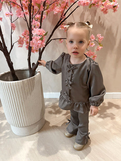 Deluxe taupe blouse met strikjes gemaakt van een gladde stof en een Deluxe taupe flared broek met strikjes gemaakt van dezelfde gladde stof
