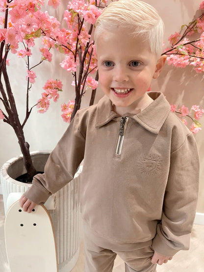 Taupe sweater met rits en een geborduurde leeuwen logo en een taupe broek voor kinderen