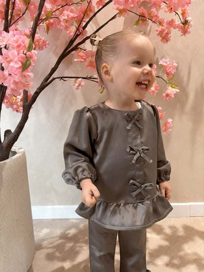 Deluxe taupe blouse met strikjes gemaakt van een gladde stof en een Deluxe taupe flared broek met strikjes gemaakt van dezelfde gladde stof