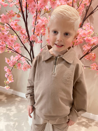 Taupe sweater met rits en een geborduurde leeuwen logo en een taupe broek voor kinderen