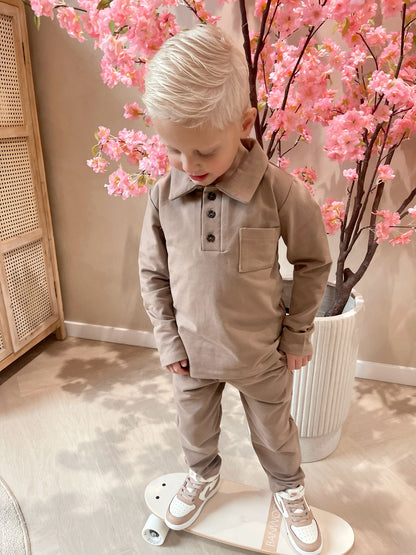 Taupe polo met knoopjes en een taupe broek voor kinderen