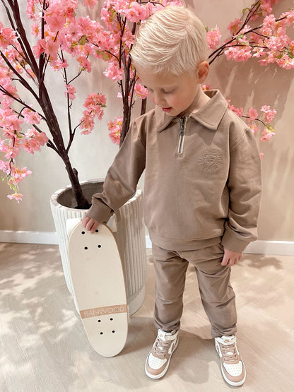 Taupe sweater met rits en een geborduurde leeuwen logo en een taupe broek voor kinderen