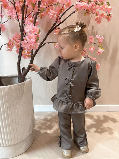 Deluxe taupe blouse met strikjes gemaakt van een gladde stof en een Deluxe taupe flared broek met strikjes gemaakt van dezelfde gladde stof
