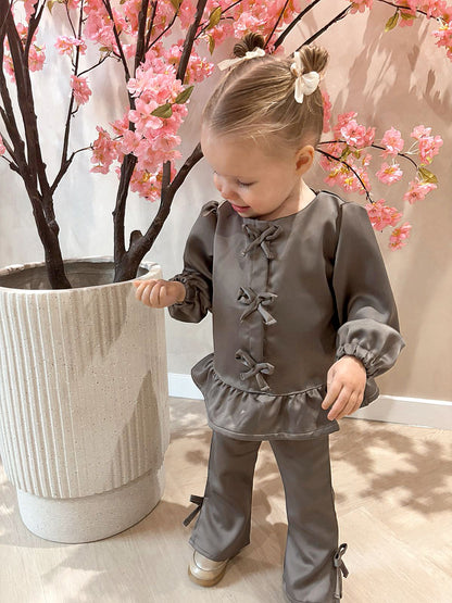 Deluxe taupe blouse met strikjes gemaakt van een gladde stof en een Deluxe taupe flared broek met strikjes gemaakt van dezelfde gladde stof