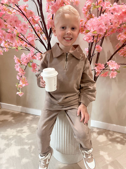 Taupe sweater met rits en een geborduurde leeuwen logo en een taupe broek voor kinderen