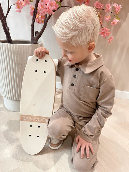 Taupe polo met knoopjes en een taupe broek voor kinderen