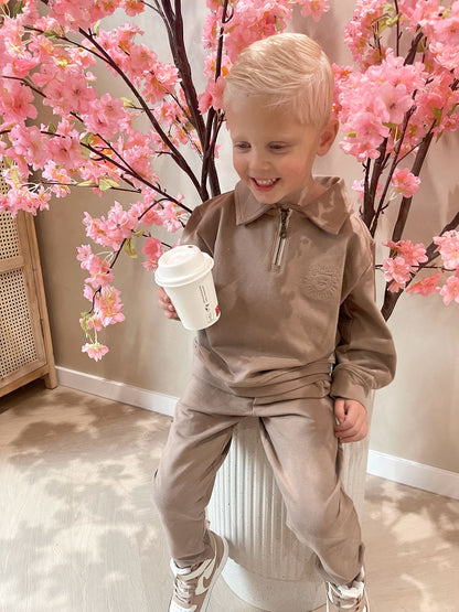 Taupe sweater met rits en een geborduurde leeuwen logo en een taupe broek voor kinderen