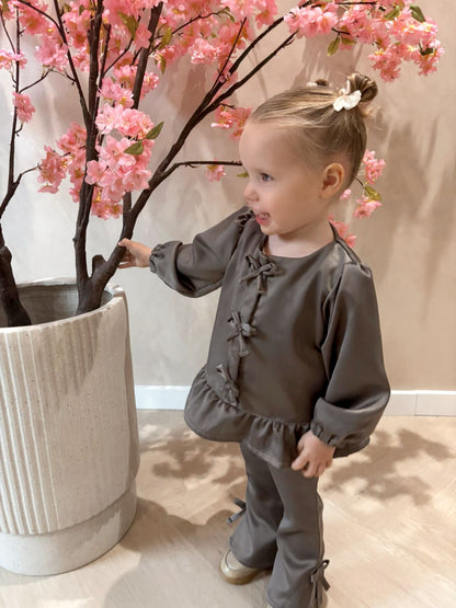 Deluxe taupe blouse met strikjes gemaakt van een gladde stof en een Deluxe taupe flared broek met strikjes gemaakt van dezelfde gladde stof