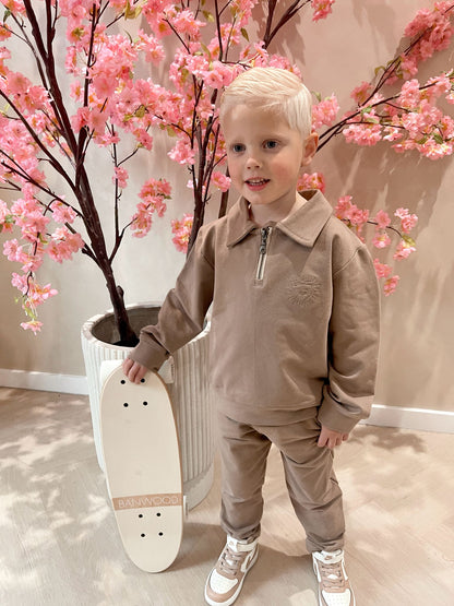 Taupe sweater met rits en een geborduurde leeuwen logo en een taupe broek voor kinderen