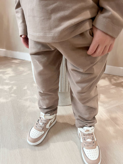 Taupe sweater met rits en een geborduurde leeuwen logo en een taupe broek voor kinderen