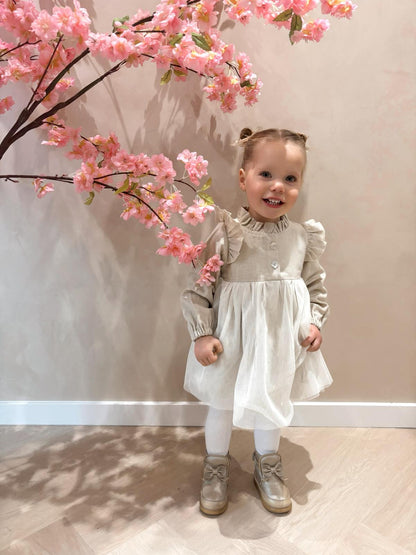 Beige hydrofiel jurkje met knoopjes voorzien van een tule aangenaaid rokje voor kinderen