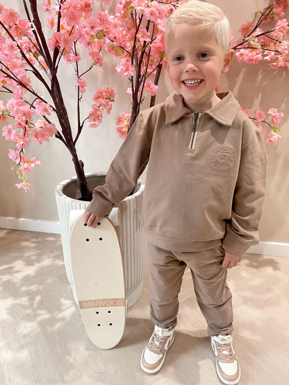 Taupe sweater met rits en een geborduurde leeuwen logo en een taupe broek voor kinderen