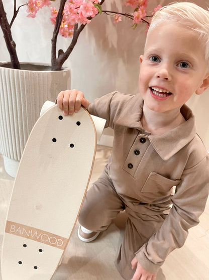 Taupe polo met knoopjes en een taupe broek voor kinderen