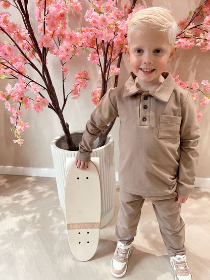 Taupe polo met knoopjes en een taupe broek voor kinderen