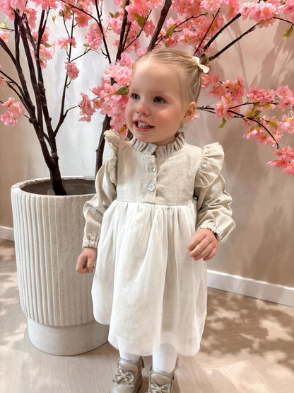Beige hydrofiel jurkje met knoopjes voorzien van een tule aangenaaid rokje voor kinderen