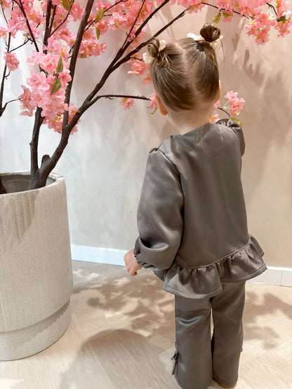 Deluxe taupe blouse met strikjes gemaakt van een gladde stof en een Deluxe taupe flared broek met strikjes gemaakt van dezelfde gladde stof