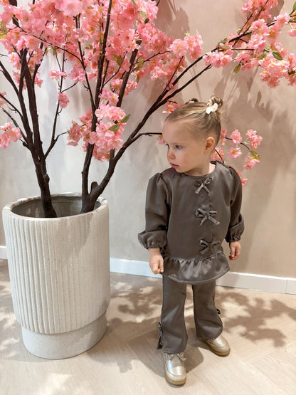 Deluxe taupe blouse met strikjes gemaakt van een gladde stof en een Deluxe taupe flared broek met strikjes gemaakt van dezelfde gladde stof
