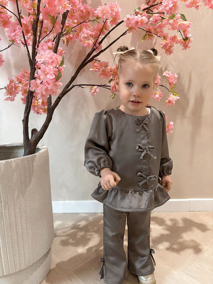 Deluxe taupe blouse met strikjes gemaakt van een gladde stof en een Deluxe taupe flared broek met strikjes gemaakt van dezelfde gladde stof