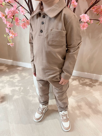 Taupe polo met knoopjes en een taupe broek voor kinderen