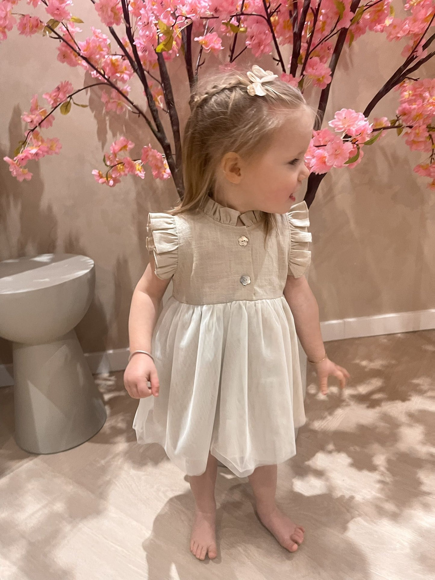 Beige hydrofiel jurkje met knoopjes voorzien van een tule aangenaaid rokje voor kinderen