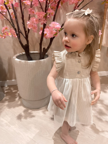 Beige hydrofiel jurkje met knoopjes voorzien van een tule aangenaaid rokje voor kinderen