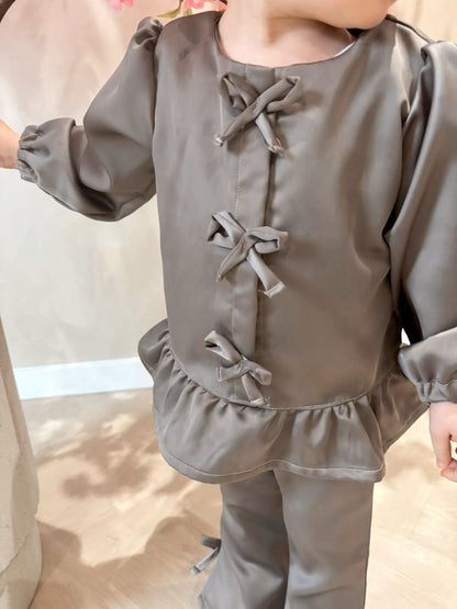 Deluxe taupe blouse met strikjes gemaakt van een gladde stof en een Deluxe taupe flared broek met strikjes gemaakt van dezelfde gladde stof