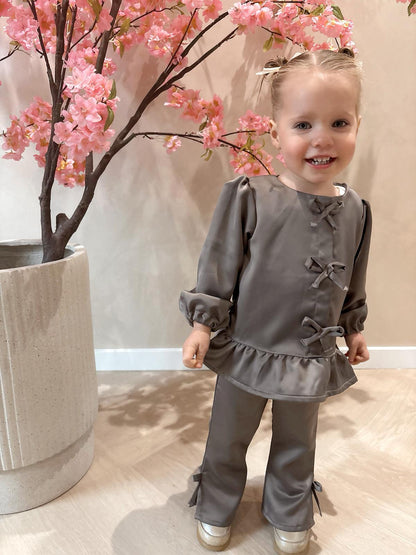 Deluxe taupe blouse met strikjes gemaakt van een gladde stof en een Deluxe taupe flared broek met strikjes gemaakt van dezelfde gladde stof