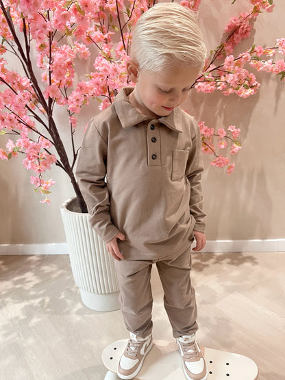 Taupe polo met knoopjes en een taupe broek voor kinderen