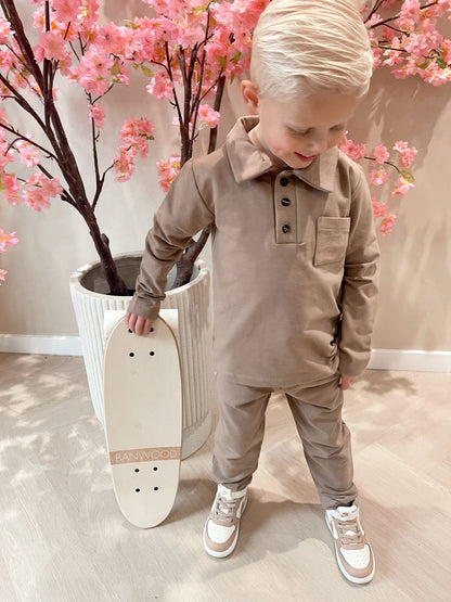 Taupe polo met knoopjes en een taupe broek voor kinderen