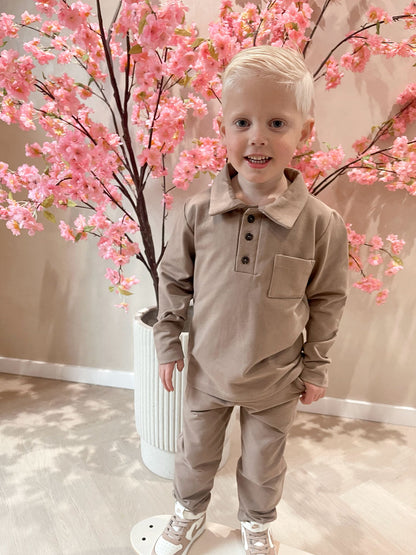Taupe polo met knoopjes en een taupe broek voor kinderen
