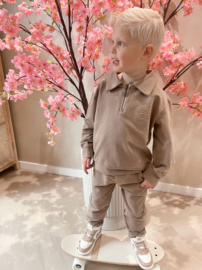 Taupe sweater met rits en een geborduurde leeuwen logo en een taupe broek voor kinderen