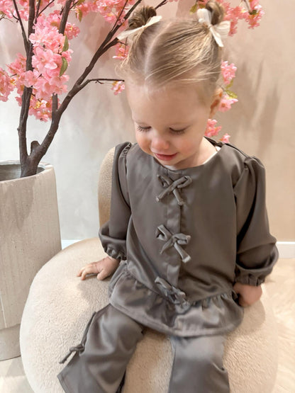 Deluxe taupe blouse met strikjes gemaakt van een gladde stof en een Deluxe taupe flared broek met strikjes gemaakt van dezelfde gladde stof