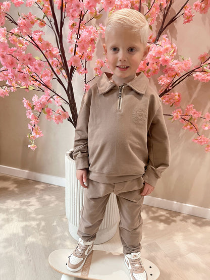 Taupe sweater met rits en een geborduurde leeuwen logo en een taupe broek voor kinderen