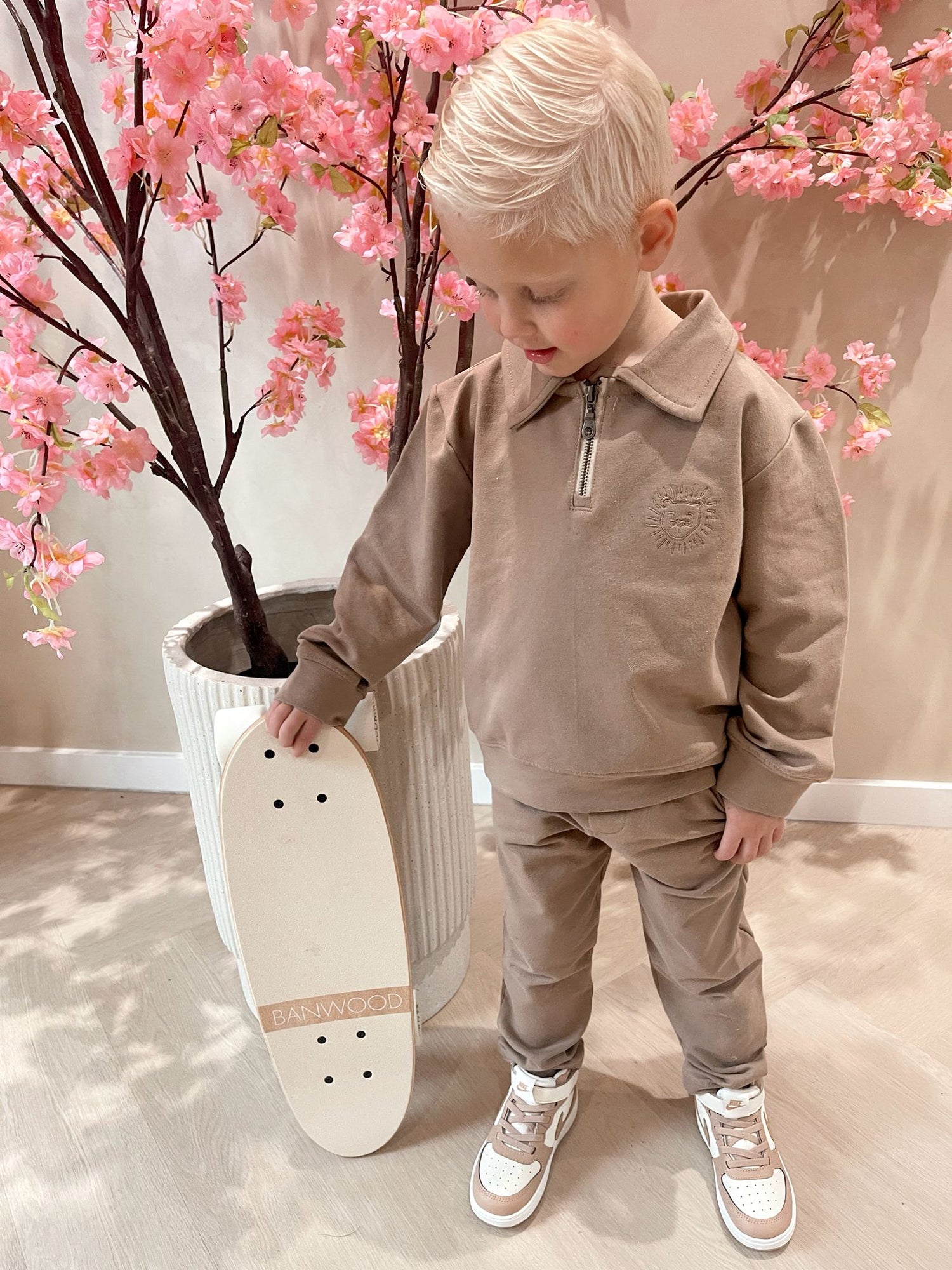 Taupe polo met knoopjes en een taupe broek voor kinderen